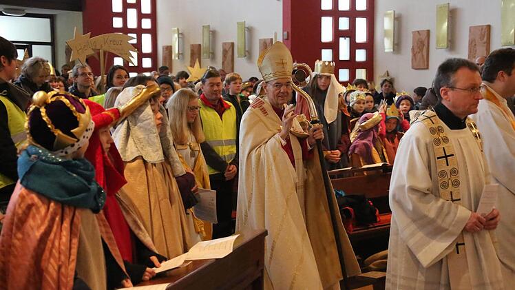 Erzbischof Ludwig Schick bei seinem Einzug in St. Hedwig. Rechts im Bild Pfarrer Thomas Wagner, der die Besucher begrüßte.