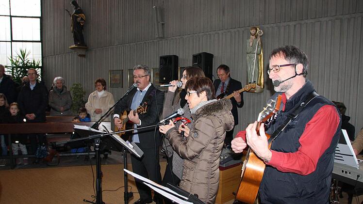 Bilder vom Besuch des Bischofs in Garitz. Fotos: Ralf Ruppert