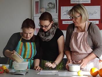 Noch ist es so, dass vor allem Frauen die Kurse im Gesundheitsbereich der Volkshochschulen im Landkreis stürmen. So wie Anke Koch aus Unterpreppach und ihre Töchter Sarah (links) und Maria (Mitte). "Doch auch immer mehr Männer interessieren sich", stellte Irmgard Ruhhammer, Geschäftsführerin der VHS Ebern, fest. Foto: Johanna Eckert