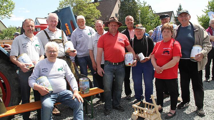 Die Oldtimerfreunde Bad Staffelstein ehrten Teilnehmer, die bisher bei jeden Oldtimertreffen dabei waren.  Foto: Gerda Völk