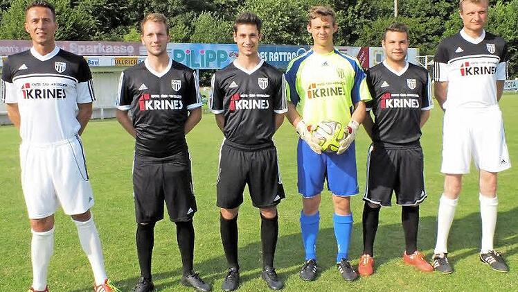 Trainer Bernd Eigner (links) und Co-Trainer Matthias Bayer (rechts) begrüßten für die Bayernliga-Saison 2015/16 vier neue Spieler beim FC Sand. Dies sind ( weiter von links): Simon Krüger (vorher SV Memmelsdorf), Sven Tropper (vorher FC 05 Schweinfurt II), Simon Mai (vorher FT Schweinfurt) und Dominik Schmitt (vorher FC 05 Schweinfurt II). Foto: Alfons Beuerlein