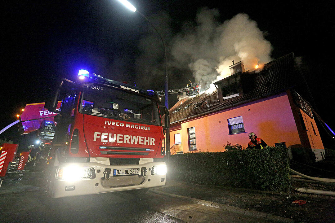 Flammen schlugen aus dem Dachstuhl von Wohnhaus - Feuerwehrmann stuerzt von Drehleiter, zwei weitere Verletzte