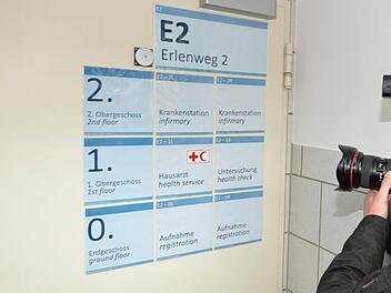 Wo geht es zur Krankenstation? Wegweiser im Verwaltungstrakt der neu eröffneten Rückführungseinrichtung  Foto: Ronald Rinklef