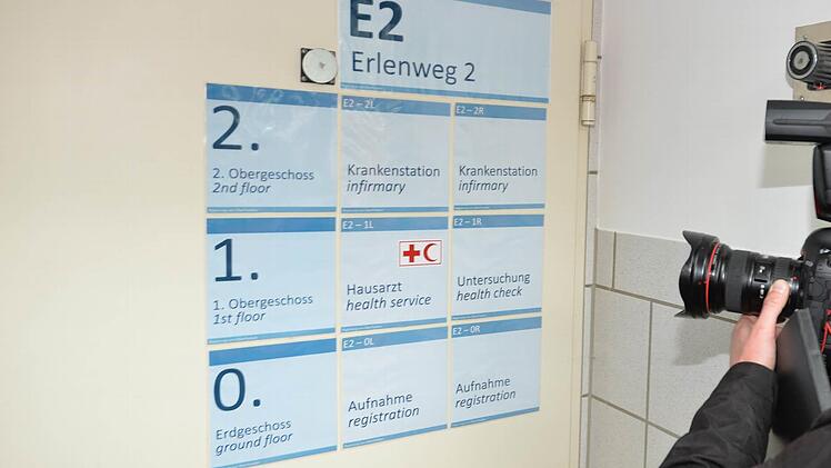 Wo geht es zur Krankenstation? Wegweiser im Verwaltungstrakt der neu eröffneten Rückführungseinrichtung  Foto: Ronald Rinklef