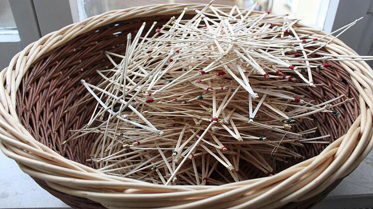 Die aus Weidenschienen hergestellten Sterne werden als Weihnachtsdekoration verkauft. Ein Korb voll ist schon fertig. Foto: Popp