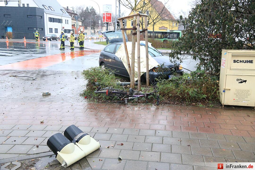 Auto fährt in Forchheim in Menschengruppe