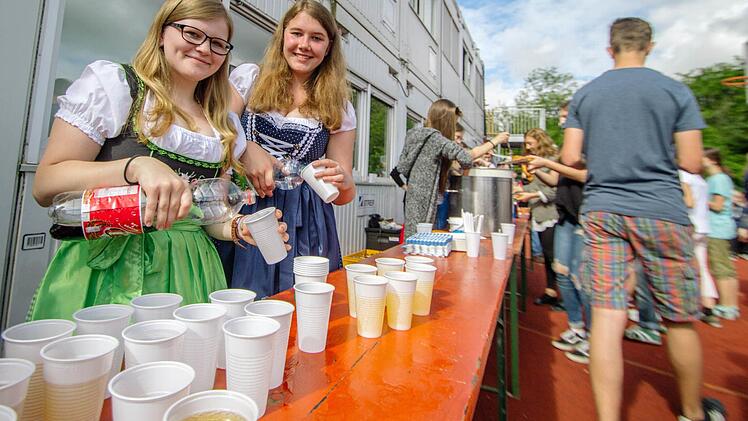 Weißwürste und Getränke stellten die Abiturienten ihren bald ehemaligen Mitschülern kostenlos zur Verfügung. Foto: Marian Hamacher