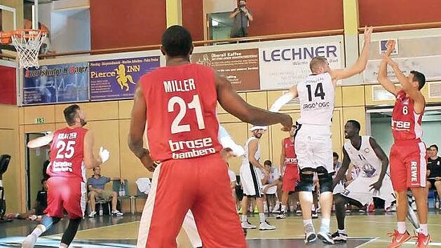 Nikos Zisis (r.) steigt am Zonenrand zum Wurf hoch; links bringt sich Leon Kratzer f&uuml;r einen eventuellen Rebound in Position. Foto: privat