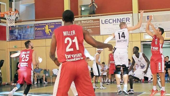 Nikos Zisis (r.) steigt am Zonenrand zum Wurf hoch; links bringt sich Leon Kratzer f&uuml;r einen eventuellen Rebound in Position. Foto: privat