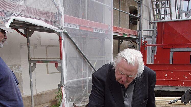 Kirchenpfleger Thomas Pflaum und Pfarrer Ottmar Pottler freuen sind: Kreuz und Kugel sind glücklich 36 Meter tiefer angekommen.Sabine Weinbeer