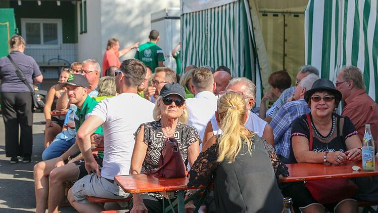 Betrieb vor dem FestzeltFoto: Stadt Hallstadt