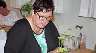 Die Hollfelder B&uuml;rgermeisterin Karin Barwisch kann beim Zeichnen richtig entspannen.