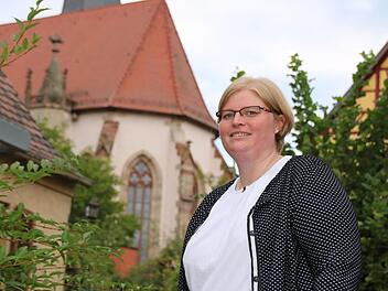 Bei einem Spaziergang rund um die Hammelburger Stadtpfarrkirche hat die Redaktion mit der neuen Gemeindereferentin Cornelia Stockmann buchstäblich über Gott und die Welt gesprochen. Foto: Ralf Ruppert