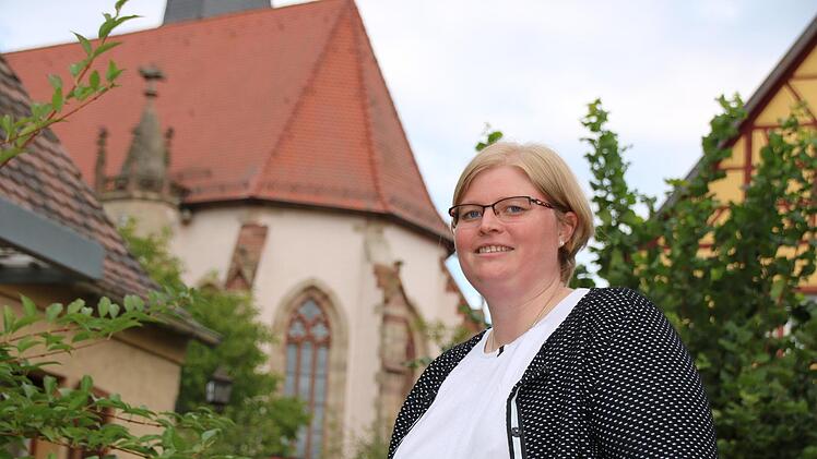 Bei einem Spaziergang rund um die Hammelburger Stadtpfarrkirche hat die Redaktion mit der neuen Gemeindereferentin Cornelia Stockmann buchstäblich über Gott und die Welt gesprochen. Foto: Ralf Ruppert