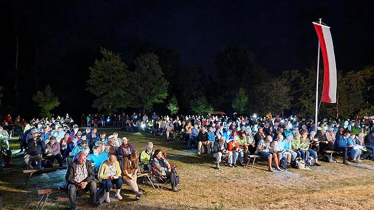 Mehr als 1000 Gläubige waren auf den Maria Ehrenberg gekommen. Foto: Marion Eckert