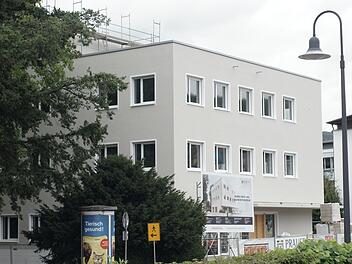 Das künftige Medzentrum in der Bahnhofstraße sieht von außen schon gut aus. Allerdings sind die Räume im Inneren immer noch nicht vollständig belegt.  Foto: Steffen Standke