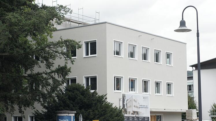 Das künftige Medzentrum in der Bahnhofstraße sieht von außen schon gut aus. Allerdings sind die Räume im Inneren immer noch nicht vollständig belegt.  Foto: Steffen Standke