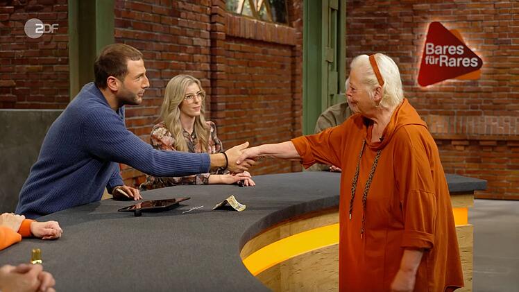 Julian Schmitz-Avila wurde sich mit der Verk&auml;uferin einig.