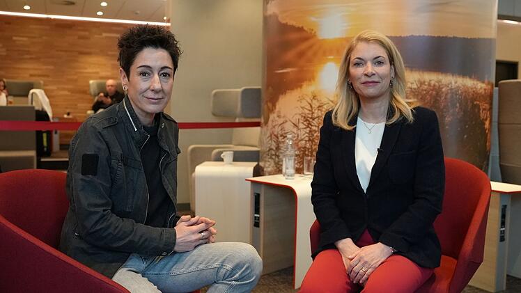 F&uuml;r ihre Doku trifft sich Dunja Hayali (links) zum exklusiven Interview mit der neuen Bahnchefin Evelyn Palla.