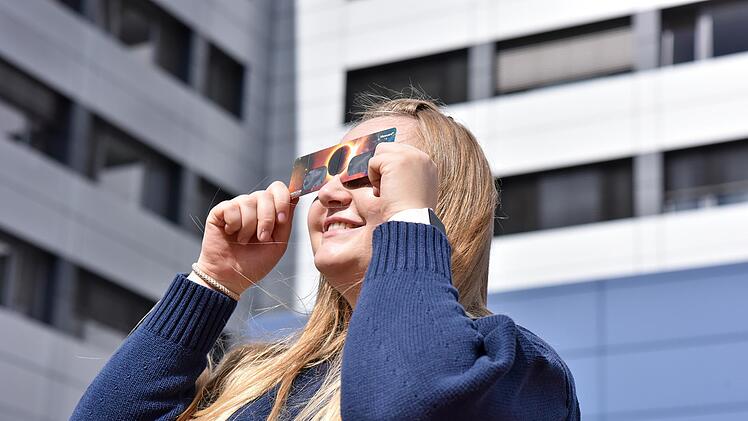 Doktorandin Laura Barteczko probiert die von Prof. Bergua entwickelte Schutzbrille. Die Studienergebnisse ihrer Dissertation werden 2026 in der medizinischen Publikation &bdquo;Die Ophthalmologie&ldquo; ver&ouml;ffentlicht.  Kerstin B&ouml;nisch/Uniklinikum Erlangen