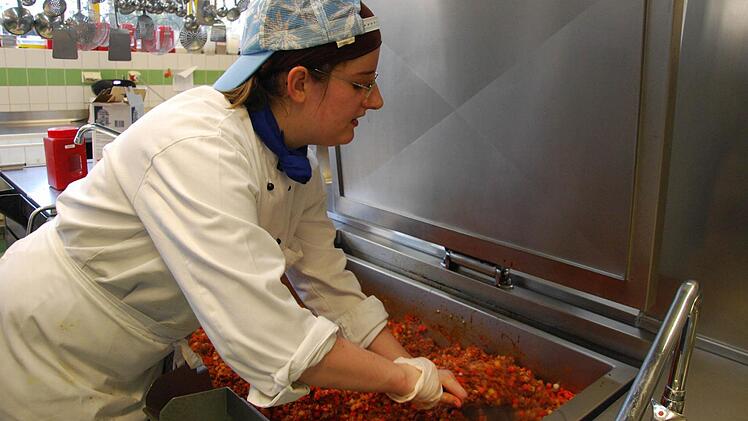 Stephanie Schöppach bereitet Gemüse und Fleisch für die Lasagne vor. Foto: Carmen Schmitt