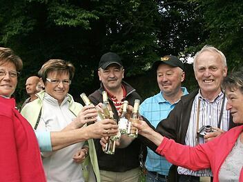 Ein Prost auf die alte Sinntalbrücke. Nachdem alles vorbei war, hatten sie das richtige Getränk dabei, eine kleine Flasche Sekt: (von links) Sieglinde Vieres, Maria Fröhlich, Walter Fröhlich, Alfred Fröhlich, Werner Vieres und Wallburga Fröhlich. Fotos: Paul Ziegler