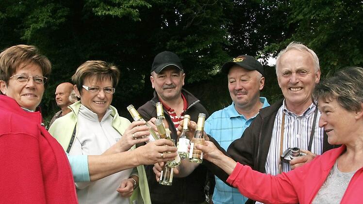Ein Prost auf die alte Sinntalbrücke. Nachdem alles vorbei war, hatten sie das richtige Getränk dabei, eine kleine Flasche Sekt: (von links) Sieglinde Vieres, Maria Fröhlich, Walter Fröhlich, Alfred Fröhlich, Werner Vieres und Wallburga Fröhlich. Fotos: Paul Ziegler