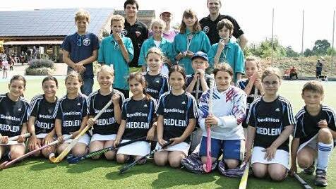 Christian Stahl, Katrin Gebauer und Florian Friedlein (hinten Mitte) wiesen den Nachwuchs in die Hockey-Schiedsrichter-Regeln ein.