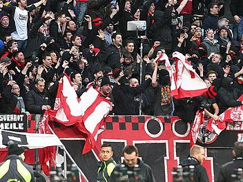 "Das ist die schlimmste Demütigung für die gegnerischen Fans": Nürnberger Ultras mit der zerrissenen Bayern-Fahne. Foto: imago