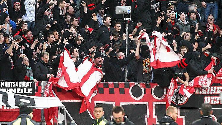"Das ist die schlimmste Demütigung für die gegnerischen Fans": Nürnberger Ultras mit der zerrissenen Bayern-Fahne. Foto: imago