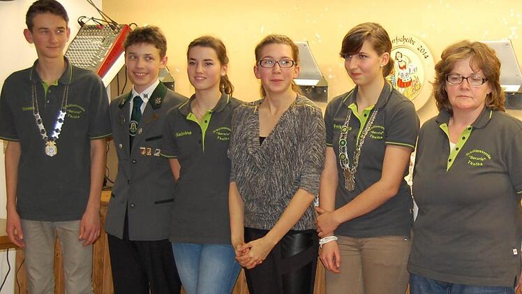 Die erfolgreichen Bogenschützen, die mit außergewöhnlichen Ergebnissen aufwarteten und auch Jugendmannschaft des Jahres im Schützengau Rhön-Saale wurden. Von links: Steven Schultz, Marius Meindl, Sabrina Klubertanz, Elisa Tartler, Franziska Klubertanz und Trainerin Karin Huppmann.