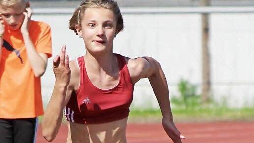 Clara Wölfel feierte in der Altersklasse W13 mit persönlicher Bestleistung von 8,43 Sekunden im 60-Meter-Sprint den einzigen Scheuerfelder Sieg beim Wettkampf in Erfurt. Foto: privat