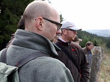 Revierleiter Armin Hanke (vorn) weist beim Waldbegang im Bereich von Marktrodach auf die richtige Pflanzung hin. Mit im Bild Waldeinsteiger Thomas Kotschenreuther (Mütze) aus Steinbach am Wald.  Foto: M. Wunder