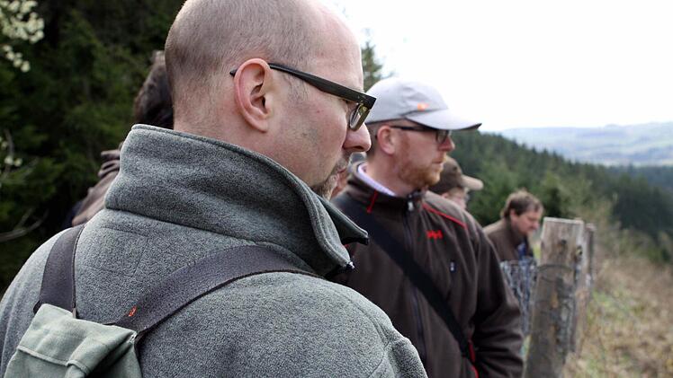 Revierleiter Armin Hanke (vorn) weist beim Waldbegang im Bereich von Marktrodach auf die richtige Pflanzung hin. Mit im Bild Waldeinsteiger Thomas Kotschenreuther (Mütze) aus Steinbach am Wald.  Foto: M. Wunder