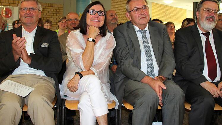 Folgten amüsiert den Darbietungen, die sich Mitglieder der Schulfamilie zum Abschied des Chefs ausgedacht hatten: Schulamtsdirektor Gerhard Schelhorn, Rektor Helmut Dillig und seine Frau Lydia sowie Seßlachs Bürgermeister a.D. Hendrik Dressel (von rechts). Foto: Bettina Knauth