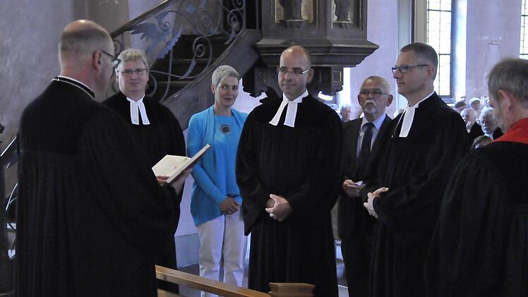 Dekan Oliver Bruckmann (links) verpflichtete Pfarrer Marcus Döbert und Pfarrer Steffen Lübke (Mitte) und erbat Gottes Segen für ihre neuen Aufgaben. Foto: Klopf