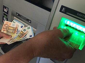 401 Mal hob der Angeklagte Bargeld von Konten seines Chefs ab.Symbolfoto: Michael Memmel