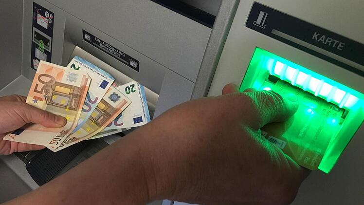 401 Mal hob der Angeklagte Bargeld von Konten seines Chefs ab.Symbolfoto: Michael Memmel