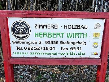Firmenschild in Walberngrün, das an der Straße nach Gösmes auf die Zimmerei Holzbau Herbert Wirth hinweist.