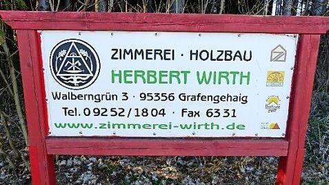 Firmenschild in Walberngrün, das an der Straße nach Gösmes auf die Zimmerei Holzbau Herbert Wirth hinweist.