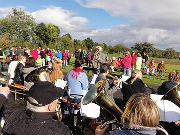 Manchmal zeigte sich auch der blaue Himmel beim "Open Ähre" - Konzert am Wasserreservoir in Poppenroth.Wolfgang Wimmel