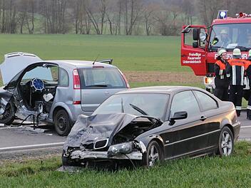 Die Unfallstelle am 3. April 2016 zwischen Theinheim und Untersteinbach: Der BMW des damals 27-jährigen Angeklagten war in die Fahrerseite des Opels geprallt. Die 74-jährige Frau am Steuer des Opels starb kurze Zeit später.  News5/Ferdinand Merzbach/Archiv