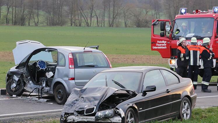 Die Unfallstelle am 3. April 2016 zwischen Theinheim und Untersteinbach: Der BMW des damals 27-jährigen Angeklagten war in die Fahrerseite des Opels geprallt. Die 74-jährige Frau am Steuer des Opels starb kurze Zeit später.  News5/Ferdinand Merzbach/Archiv