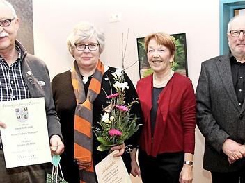 Die beiden Jubilare des Gesangvereins "Cäcilia", Fritz Bräutigam und Sabine Blümel (von links), mit Ortrud Günther und Rainer Borrmann Fotos: Richard Sänger