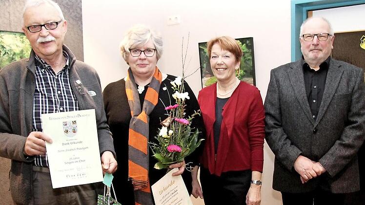 Die beiden Jubilare des Gesangvereins "Cäcilia", Fritz Bräutigam und Sabine Blümel (von links), mit Ortrud Günther und Rainer Borrmann Fotos: Richard Sänger