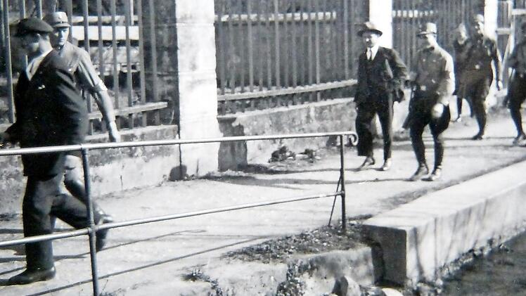 Johann Kraus (Bildmitte mit Hut), Bayernwachtführer in Ebermannstadt, wird am 17. April 1933 durch Mitglieder die SA verhaftet.  Repro. Manfred Franze