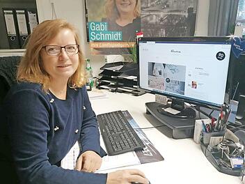Gabi Schmidt bestellt online bei einem Gesch&auml;ft in Bad Windsheim und holt ihre Bestellung dort ab. Foto: B&uuml;ro Schmidt