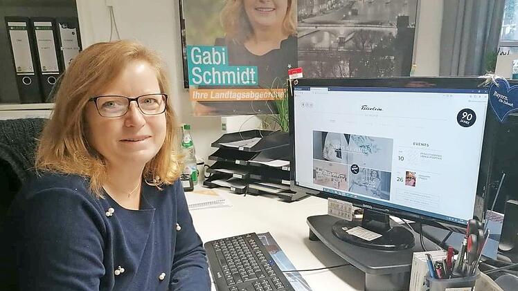 Gabi Schmidt bestellt online bei einem Geschäft in Bad Windsheim und holt ihre Bestellung dort ab. Foto: Büro Schmidt