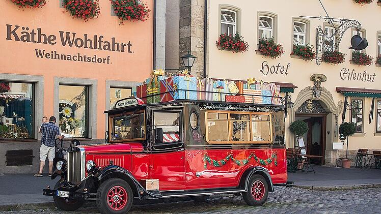 Fotostopp: Vor dem Eingang zum Weihnachtsdorf in Rothenburg erwartet dich der weihnachtliche Oldtimerbus.