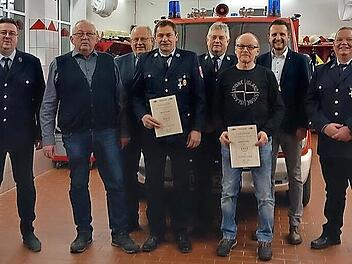 Im Kreis von Führungsteam und Gästen gab es für Bernd Müller (4. v. l.), Herbert Holley (5. v. l.) und Klaus Koth (nicht mit auf dem Bild) Ehrungen für 40 Jahre in der Feuerwehr.
